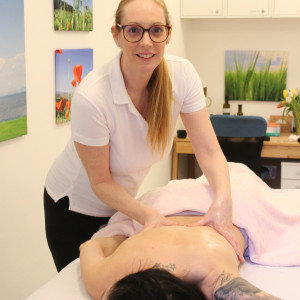 Lisa Zeilbauer BaBlü®️Praxis Aromastreichungen Frau bei Aromastreichung in Graz