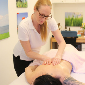 Lisa Zeilbauer BaBlü®️Praxis Aromastreichungen Frau bei Aromastreichung in Graz