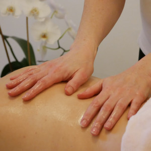 Lisa Zeilbauer BaBlü®️Praxis Aromastreichungen Frau bei Aromastreichnung in Graz